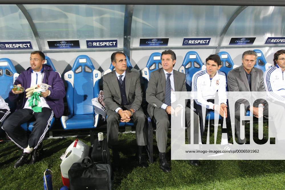 AJ Auxerre (weiß) vs Real Madrid CF: JERZY DUDEK (L) , coach Joao MOURINHO (2R), und Co Trainer Aitor Karanka (3R, alle Real) AN3C3695