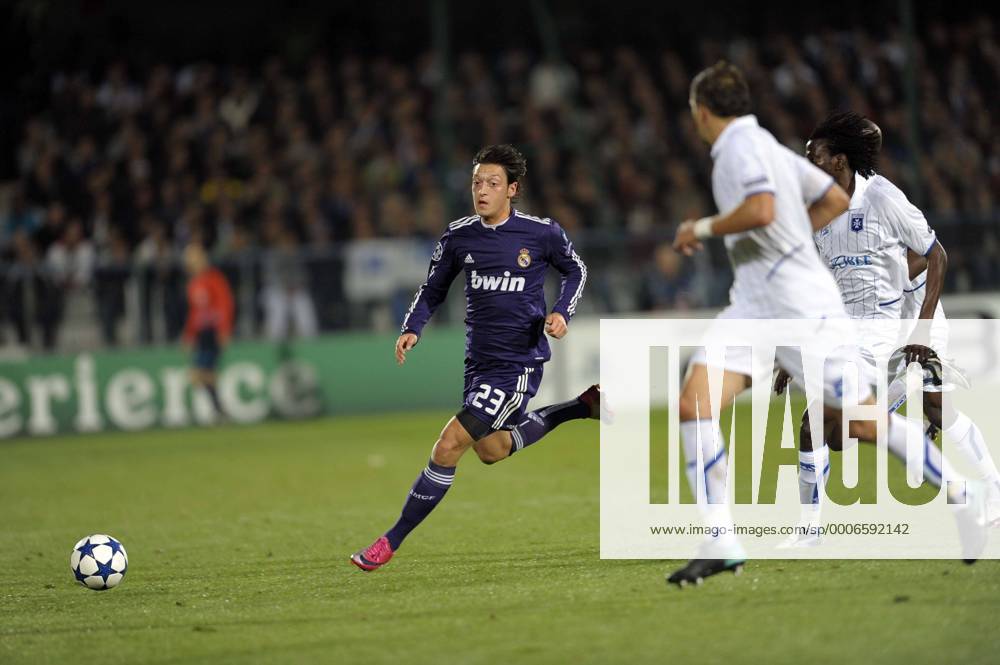 AJ Auxerre - Real Madrid CF - Champions League 2010 2011 - 28.09.2010: Mesut Özil (Real Madrid, li.) - Autissierx