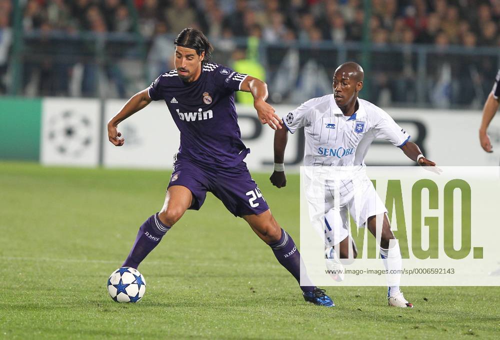AJ Auxerre - Real Madrid CF - Champions League 2010 2011 - 28.09.2010: Sami KHEDIRA (Real Madrid, li.) gegen Steeven LANGIL (Auxerre) - xStephaniex
