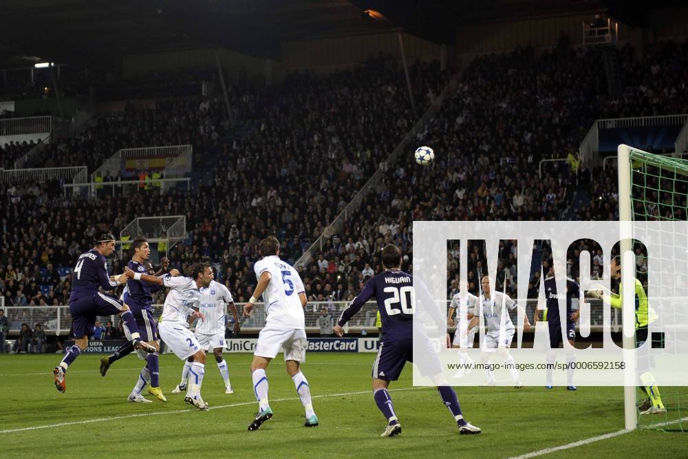 AJ Auxerre - Real Madrid CF - Champions League 2010 2011 - 28.09.2010: Sergio Ramos (li.) und Cristiano Ronaldo (2.v.li., beide Real Madrid) - Autissierx