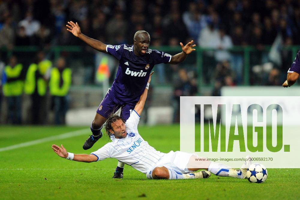 AJ Auxerre - Real Madrid CF - Champions League 2010 2011 - 28.09.2010: Lassana DIARRA (Real Madrid) gegen Cedric HENGBART (Auxerre) - xAnthonyxBibardxFEPx