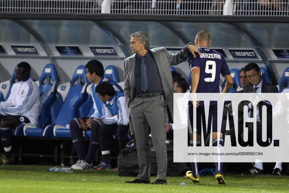 AJ Auxerre - Real Madrid CF - Champions League 2010 2011 - 28.09.2010: Trainer Jose MOURINHO und Karim BENZEMA (re., beide Real Madrid) - Autissierx o0 Auswechslung, auswechseln, Wechsel, wechseln