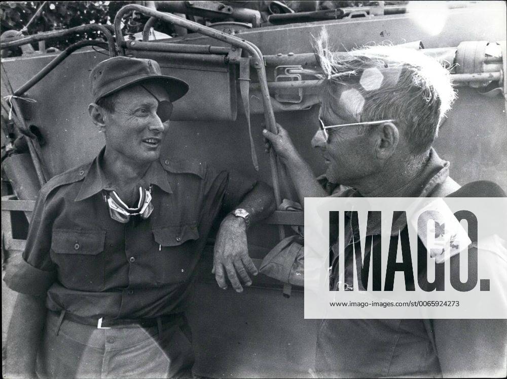 1973 - Yom Kippur War 1973 Moshe Dayan talking to an Israeli General Adnan at the Siuoi front. - ZUMAk09_