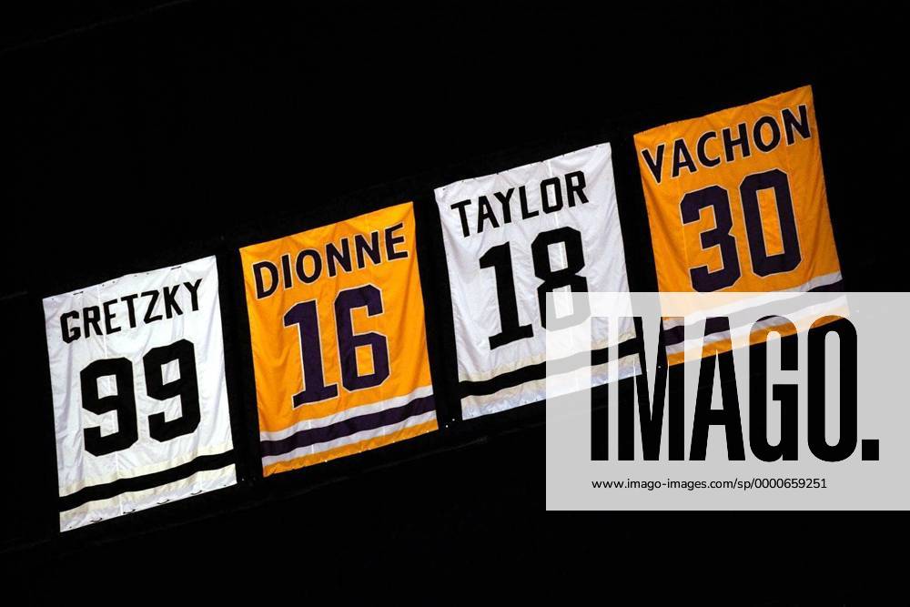 Die verewigten Trikotnummern ehemaliger Los Angeles Kings Spieler unter dem Hallendach des Staples Centers, v. li.: Wayne Gretzky, Marcel Dionne, Dave Taylor und Rogie Vachon Eishockey Herren NHL 2002 2003, Los Angeles Kings Einzelbild Staples Center Los Angeles, L.A., L. A., LA, L A