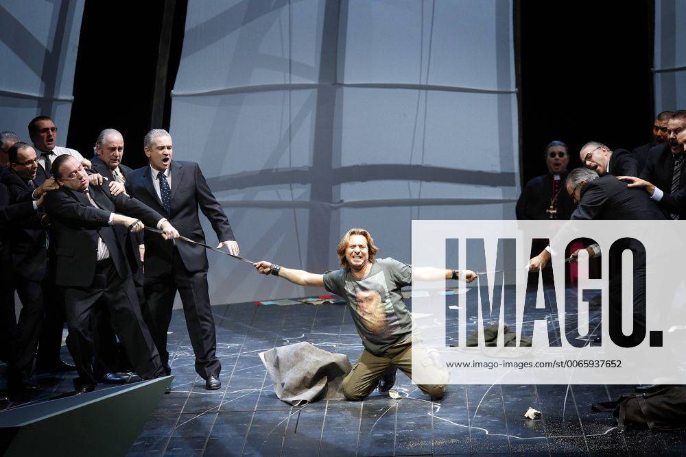 Drama-berlin.de 28.09.2015 Deutsche Oper Berlin VASCO DA GAMA , Oper mit Musik von Giacomo Meyerbeer, Libretto von Eugene Scribe, Musikalische Leitung: Enrique Mazzola, Inszenierung: Vera Nemirova, Buehne: Jens Kilian, Kostueme: Marie-Therese Jossen, Video: Marcus Richardt, Premiere am 04.10.2015. Ensemble-Szene mit Roberto Alagna (als Vasco da Gama). Deutsche Oper Berlin VASCO DA GAMA , opera with music by Giacomo Meyerbeer, libretto by Eugene Scribe, conducted by Enrique Mazzola, directed by Vera Nemirova, stage design Jens Kilian, costumes design Marie-Therese Jossen, opening October 04, 2015. Scene with the ensemble and Roberto Alagna (as Vasco da Gama). Bresadola drama-berlin.de