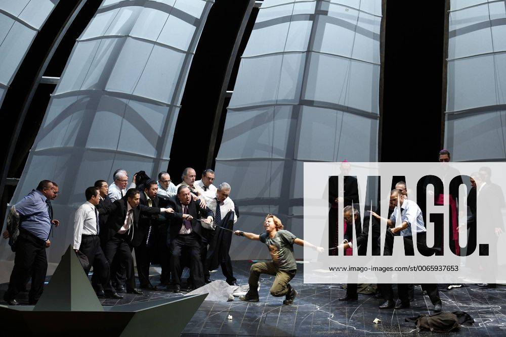 Drama-berlin.de 28.09.2015 Deutsche Oper Berlin VASCO DA GAMA , Oper mit Musik von Giacomo Meyerbeer, Libretto von Eugene Scribe, Musikalische Leitung: Enrique Mazzola, Inszenierung: Vera Nemirova, Buehne: Jens Kilian, Kostueme: Marie-Therese Jossen, Video: Marcus Richardt, Premiere am 04.10.2015. Ensemble-Szene mit Roberto Alagna (als Vasco da Gama). Deutsche Oper Berlin VASCO DA GAMA , opera with music by Giacomo Meyerbeer, libretto by Eugene Scribe, conducted by Enrique Mazzola, directed by Vera Nemirova, stage design Jens Kilian, costumes design Marie-Therese Jossen, opening October 04, 2015. Scene with the ensemble and Roberto Alagna (as Vasco da Gama). Bresadola drama-berlin.de