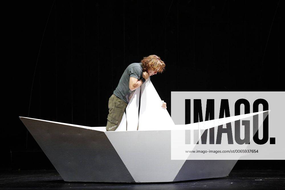 Drama-berlin.de 28.09.2015 Deutsche Oper Berlin VASCO DA GAMA , Oper mit Musik von Giacomo Meyerbeer, Libretto von Eugene Scribe, Musikalische Leitung: Enrique Mazzola, Inszenierung: Vera Nemirova, Buehne: Jens Kilian, Kostueme: Marie-Therese Jossen, Video: Marcus Richardt, Premiere am 04.10.2015. Szene mit Roberto Alagna (als Vasco da Gama). Deutsche Oper Berlin VASCO DA GAMA , opera with music by Giacomo Meyerbeer, libretto by Eugene Scribe, conducted by Enrique Mazzola, directed by Vera Nemirova, stage design Jens Kilian, costumes design Marie-Therese Jossen, opening October 04, 2015. Scene with Roberto Alagna (as Vasco da Gama). Bresadola drama-berlin.de