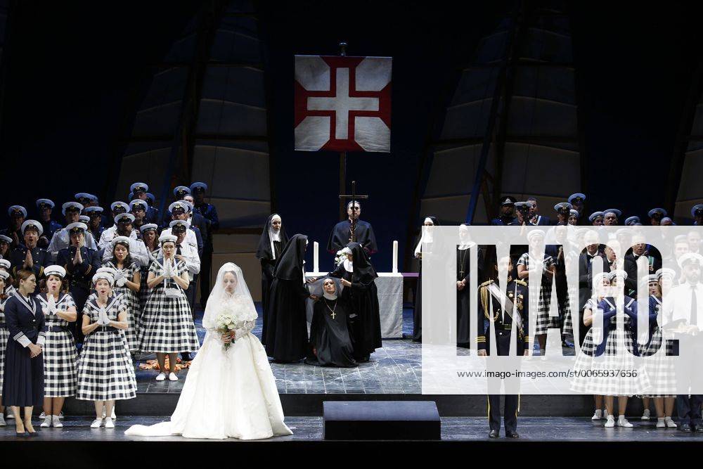 Drama-berlin.de 28.09.2015 Deutsche Oper Berlin VASCO DA GAMA , Oper mit Musik von Giacomo Meyerbeer, Libretto von Eugene Scribe, Musikalische Leitung: Enrique Mazzola, Inszenierung: Vera Nemirova, Buehne: Jens Kilian, Kostueme: Marie-Therese Jossen, Video: Marcus Richardt, Premiere am 04.10.2015. Szene mit Nino Machaidze (als Ines), Sophie Koch (als Selica) und Seth Carico (als Don Pedro). Deutsche Oper Berlin VASCO DA GAMA , opera with music by Giacomo Meyerbeer, libretto by Eugene Scribe, conducted by Enrique Mazzola, directed by Vera Nemirova, stage design Jens Kilian, costumes design Marie-Therese Jossen, opening October 04, 2015. Scene with Nino Machaidze (as Ines), Sophie Koch (as Selika) and Seth Carico (as Don Pedro). Bresadola drama-berlin.de