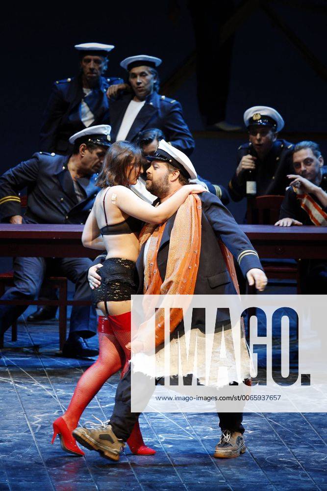 Drama-berlin.de 28.09.2015 Deutsche Oper Berlin VASCO DA GAMA , Oper mit Musik von Giacomo Meyerbeer, Libretto von Eugene Scribe, Musikalische Leitung: Enrique Mazzola, Inszenierung: Vera Nemirova, Buehne: Jens Kilian, Kostueme: Marie-Therese Jossen, Video: Marcus Richardt, Premiere am 04.10.2015. Ensemble-Szene mit Markus Brueck (als Nelusco). Deutsche Oper Berlin VASCO DA GAMA , opera with music by Giacomo Meyerbeer, libretto by Eugene Scribe, conducted by Enrique Mazzola, directed by Vera Nemirova, stage design Jens Kilian, costumes design Marie-Therese Jossen, opening October 04, 2015. Scene with the ensemble and Markus Brueck (as Nelusko). Bresadola drama-berlin.de