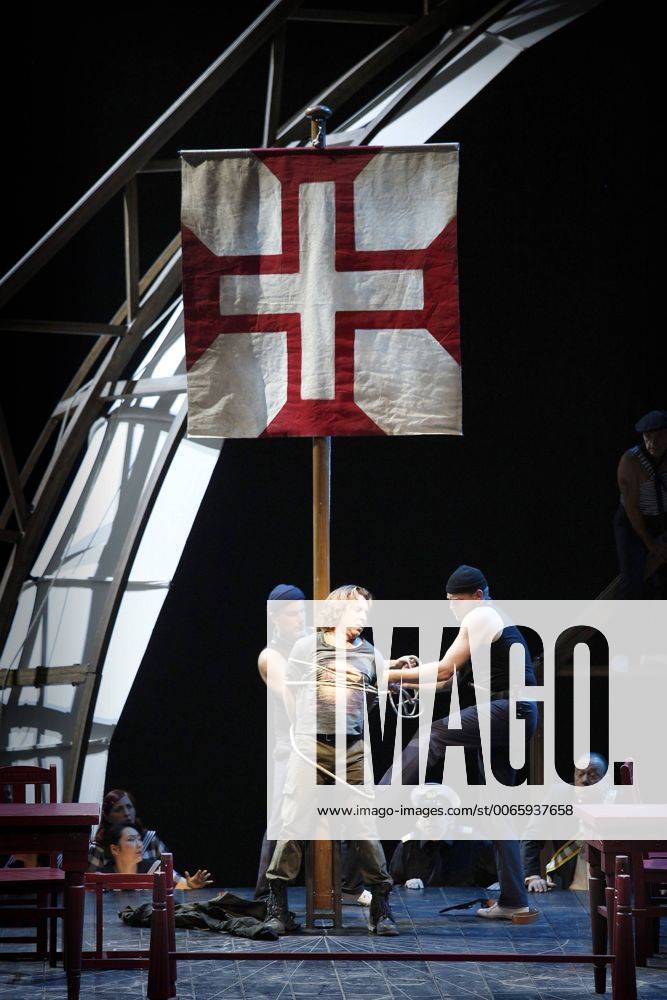 Drama-berlin.de 28.09.2015 Deutsche Oper Berlin VASCO DA GAMA , Oper mit Musik von Giacomo Meyerbeer, Libretto von Eugene Scribe, Musikalische Leitung: Enrique Mazzola, Inszenierung: Vera Nemirova, Buehne: Jens Kilian, Kostueme: Marie-Therese Jossen, Video: Marcus Richardt, Premiere am 04.10.2015. Szene mit Roberto Alagna (als Vasco da Gama). Deutsche Oper Berlin VASCO DA GAMA , opera with music by Giacomo Meyerbeer, libretto by Eugene Scribe, conducted by Enrique Mazzola, directed by Vera Nemirova, stage design Jens Kilian, costumes design Marie-Therese Jossen, opening October 04, 2015. Scene with Roberto Alagna (as Vasco da Gama). Bresadola drama-berlin.de