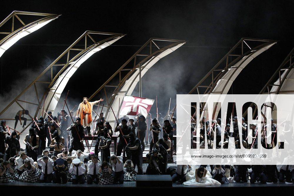 Drama-berlin.de 28.09.2015 Deutsche Oper Berlin VASCO DA GAMA , Oper mit Musik von Giacomo Meyerbeer, Libretto von Eugene Scribe, Musikalische Leitung: Enrique Mazzola, Inszenierung: Vera Nemirova, Buehne: Jens Kilian, Kostueme: Marie-Therese Jossen, Video: Marcus Richardt, Premiere am 04.10.2015. Ensemble-Szene mit Markus Brueck (als Nelusco). Deutsche Oper Berlin VASCO DA GAMA , opera with music by Giacomo Meyerbeer, libretto by Eugene Scribe, conducted by Enrique Mazzola, directed by Vera Nemirova, stage design Jens Kilian, costumes design Marie-Therese Jossen, opening October 04, 2015. Scene with the ensemble and Markus Brueck (as Nelusko). Bresadola drama-berlin.de