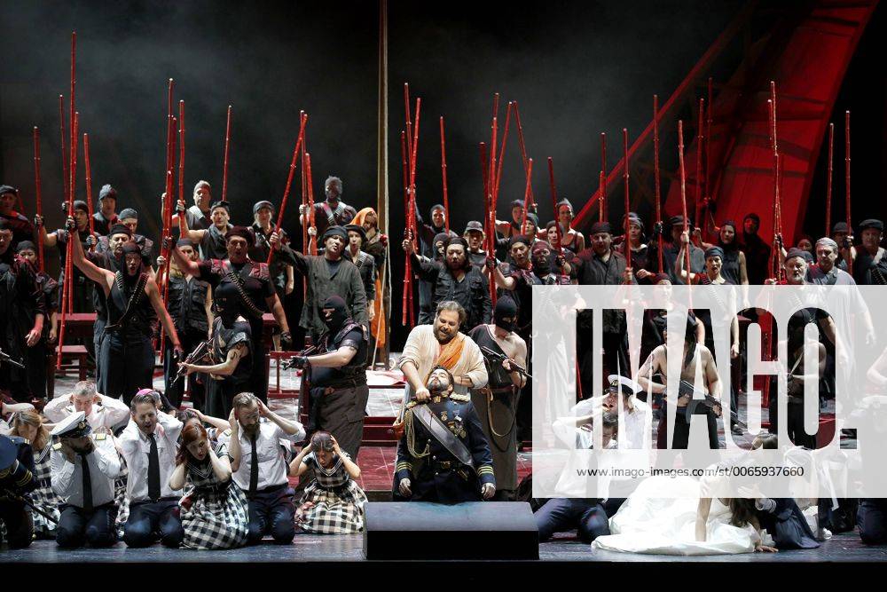 Drama-berlin.de 28.09.2015 Deutsche Oper Berlin VASCO DA GAMA , Oper mit Musik von Giacomo Meyerbeer, Libretto von Eugene Scribe, Musikalische Leitung: Enrique Mazzola, Inszenierung: Vera Nemirova, Buehne: Jens Kilian, Kostueme: Marie-Therese Jossen, Video: Marcus Richardt, Premiere am 04.10.2015. Ensemble-Szene mit Markus Brueck (als Nelusco) und Seth Carico (als Don Pedro). Deutsche Oper Berlin VASCO DA GAMA , opera with music by Giacomo Meyerbeer, libretto by Eugene Scribe, conducted by Enrique Mazzola, directed by Vera Nemirova, stage design Jens Kilian, costumes design Marie-Therese Jossen, opening October 04, 2015. Scene with the ensemble, Markus Brueck (as Nelusko) and Seth Carico (as Don Pedro). Bresadola drama-berlin.de