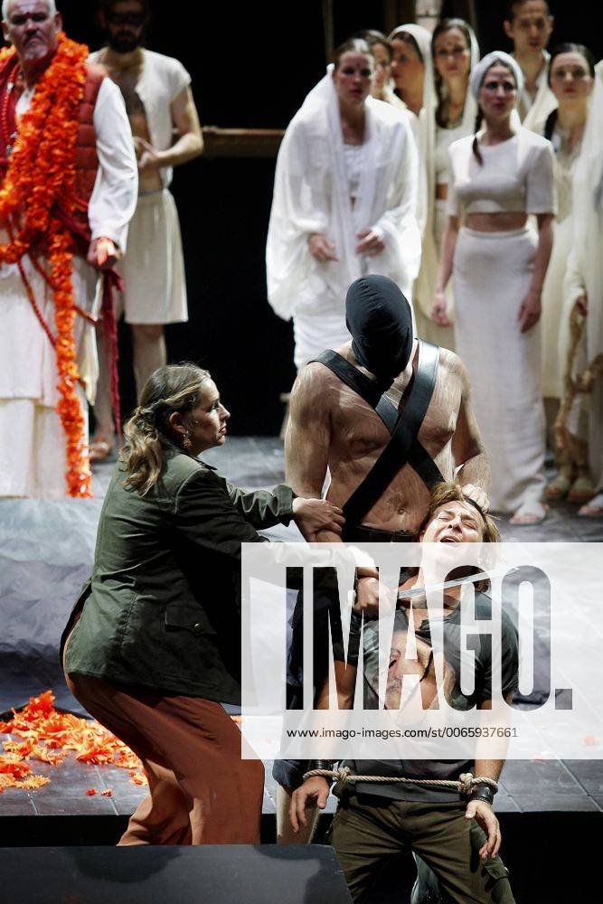 Drama-berlin.de 28.09.2015 Deutsche Oper Berlin VASCO DA GAMA , Oper mit Musik von Giacomo Meyerbeer, Libretto von Eugene Scribe, Musikalische Leitung: Enrique Mazzola, Inszenierung: Vera Nemirova, Buehne: Jens Kilian, Kostueme: Marie-Therese Jossen, Video: Marcus Richardt, Premiere am 04.10.2015. Ensemble-Szene mit Sophie Koch (als Selica) und Roberto Alagna (als Vasco da Gama). Deutsche Oper Berlin VASCO DA GAMA , opera with music by Giacomo Meyerbeer, libretto by Eugene Scribe, conducted by Enrique Mazzola, directed by Vera Nemirova, stage design Jens Kilian, costumes design Marie-Therese Jossen, opening October 04, 2015. Scene with the ensemble, Sophie Koch (as Selika) and Roberto Alagna (as Vasco da Gama). Bresadola drama-berlin.de