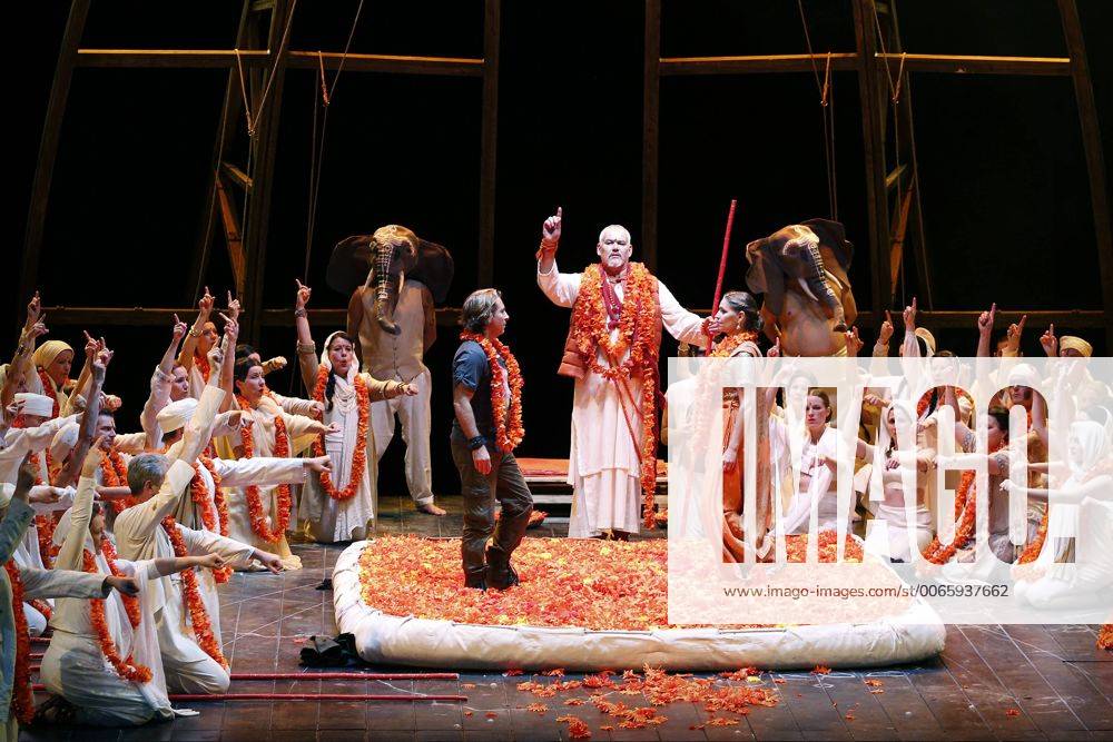 Drama-berlin.de 28.09.2015 Deutsche Oper Berlin VASCO DA GAMA , Oper mit Musik von Giacomo Meyerbeer, Libretto von Eugene Scribe, Musikalische Leitung: Enrique Mazzola, Inszenierung: Vera Nemirova, Buehne: Jens Kilian, Kostueme: Marie-Therese Jossen, Video: Marcus Richardt, Premiere am 04.10.2015. Szene mit Roberto Alagna (als Vasco da Gama), Albert Pesendorfer (als Oberpriester der Brahmanen) und Sophie Koch (als Selica). Deutsche Oper Berlin VASCO DA GAMA , opera with music by Giacomo Meyerbeer, libretto by Eugene Scribe, conducted by Enrique Mazzola, directed by Vera Nemirova, stage design Jens Kilian, costumes design Marie-Therese Jossen, opening October 04, 2015. Scene with Roberto Alagna (as Vasco da Gama), Albert Pesendorfer (as High Priest of Brahma) and Sophie Koch (as Selika). Bresadola drama-berlin.de