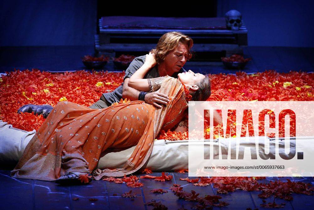 Drama-berlin.de 28.09.2015 Deutsche Oper Berlin VASCO DA GAMA , Oper mit Musik von Giacomo Meyerbeer, Libretto von Eugene Scribe, Musikalische Leitung: Enrique Mazzola, Inszenierung: Vera Nemirova, Buehne: Jens Kilian, Kostueme: Marie-Therese Jossen, Video: Marcus Richardt, Premiere am 04.10.2015. Szene mit Roberto Alagna (als Vasco da Gama) und Sophie Koch (als Selica). Deutsche Oper Berlin VASCO DA GAMA , opera with music by Giacomo Meyerbeer, libretto by Eugene Scribe, conducted by Enrique Mazzola, directed by Vera Nemirova, stage design Jens Kilian, costumes design Marie-Therese Jossen, opening October 04, 2015. Scene with Roberto Alagna (as Vasco da Gama) and Sophie Koch (as Selika). Bresadola drama-berlin.de