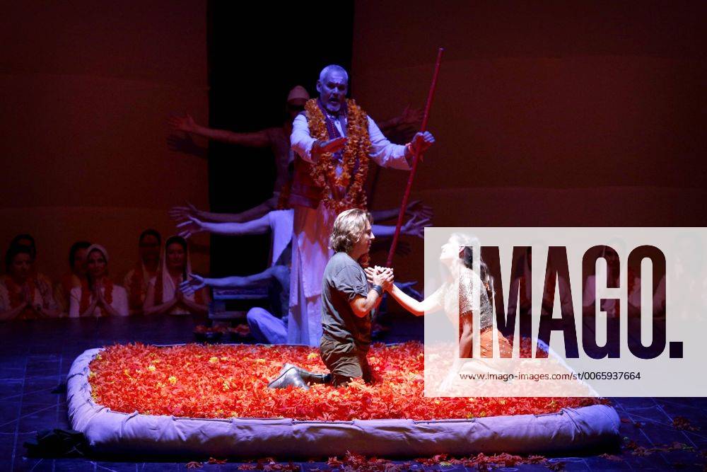 Drama-berlin.de 28.09.2015 Deutsche Oper Berlin VASCO DA GAMA , Oper mit Musik von Giacomo Meyerbeer, Libretto von Eugene Scribe, Musikalische Leitung: Enrique Mazzola, Inszenierung: Vera Nemirova, Buehne: Jens Kilian, Kostueme: Marie-Therese Jossen, Video: Marcus Richardt, Premiere am 04.10.2015. Szene mit Roberto Alagna (als Vasco da Gama), Albert Pesendorfer (als Oberpriester der Brahmanen) und Sophie Koch (als Selica). Deutsche Oper Berlin VASCO DA GAMA , opera with music by Giacomo Meyerbeer, libretto by Eugene Scribe, conducted by Enrique Mazzola, directed by Vera Nemirova, stage design Jens Kilian, costumes design Marie-Therese Jossen, opening October 04, 2015. Scene with Roberto Alagna (as Vasco da Gama), Albert Pesendorfer (as High Priest of Brahma) and Sophie Koch (as Selika). Bresadola drama-berlin.de