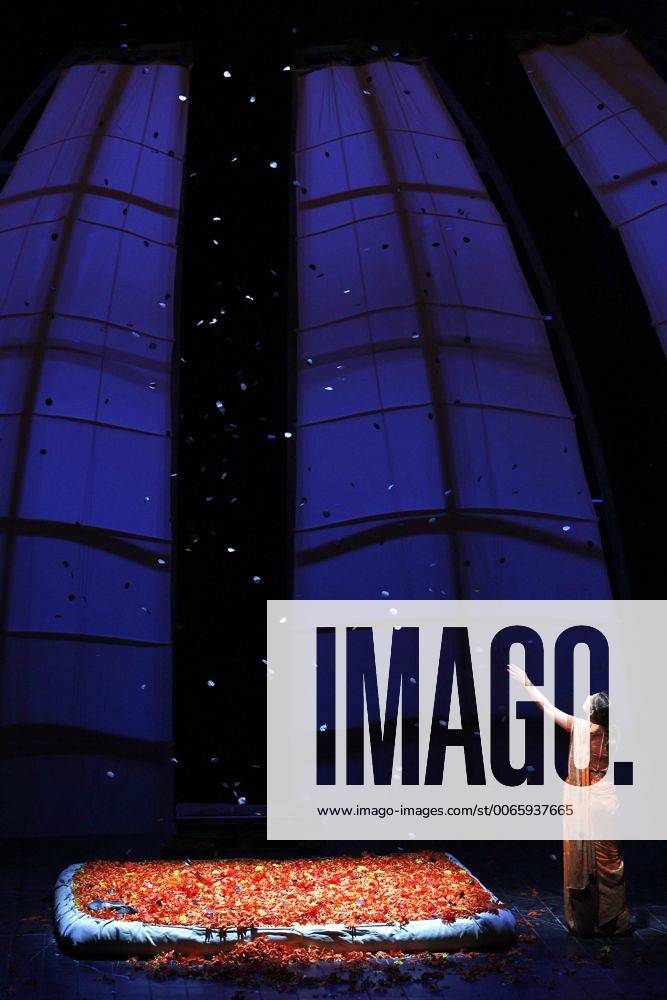 Drama-berlin.de 28.09.2015 Deutsche Oper Berlin VASCO DA GAMA , Oper mit Musik von Giacomo Meyerbeer, Libretto von Eugene Scribe, Musikalische Leitung: Enrique Mazzola, Inszenierung: Vera Nemirova, Buehne: Jens Kilian, Kostueme: Marie-Therese Jossen, Video: Marcus Richardt, Premiere am 04.10.2015. Szene mit Sophie Koch (als Selica). Deutsche Oper Berlin VASCO DA GAMA , opera with music by Giacomo Meyerbeer, libretto by Eugene Scribe, conducted by Enrique Mazzola, directed by Vera Nemirova, stage design Jens Kilian, costumes design Marie-Therese Jossen, opening October 04, 2015. Scene with Sophie Koch (as Selika). Bresadola drama-berlin.de