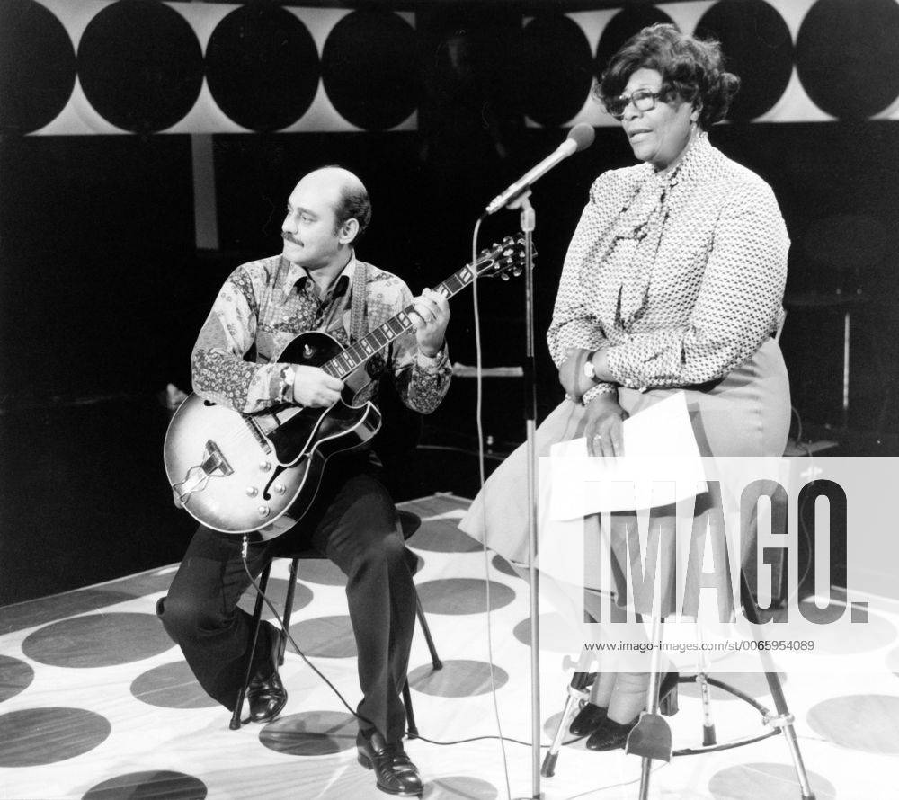IMAGO ICONS: Ella Fitzgerald Die Jazzsängerin Ella Fitzgerald und Gitarrist Joe Pass bei einem Auftritt in Hamburg am 20.12.1977.