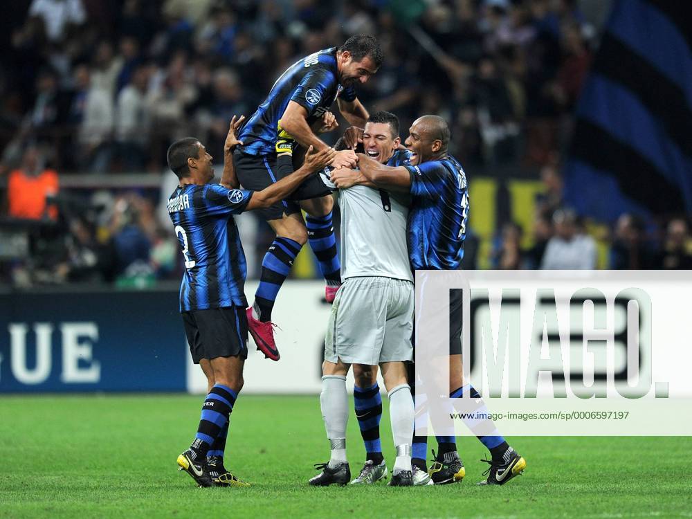 FUSSBALL CHAMPIONS LEAGUE SAISON 2010 2011 GRUPPE A Inter Mailand - Werder Bremen 29.09.2010 Ivan Cordoba, Dejan Stankovic, Julio Cesar, Lucio, Maicon (v.li., Inter) o0 Jubel Freude