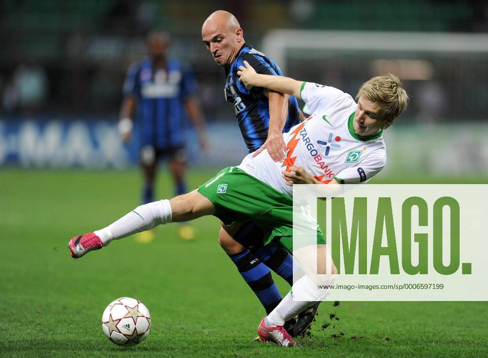 FUSSBALL CHAMPIONS LEAGUE SAISON 2010 2011 GRUPPE A Inter Mailand - Werder Bremen 29.09.2010 Marko Marin (re, SV Werder Bremen) gegen Esteban Matias Cambiasso Deleau (li, Inter)
