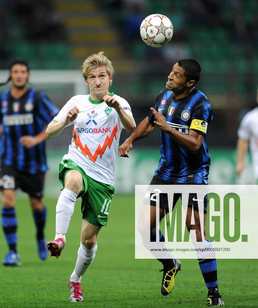 FUSSBALL CHAMPIONS LEAGUE SAISON 2010 2011 GRUPPE A Inter Mailand - Werder Bremen 29.09.2010 Marko Marin (li, SV Werder Bremen) gegen Ivan Cordoba (re, Inter)