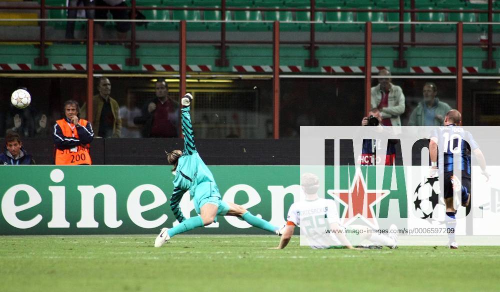 Inter Mailand (blau) - Werder Bremen (weiß) - Wesley Sneijder (R) Tor zum 3-0 ---
