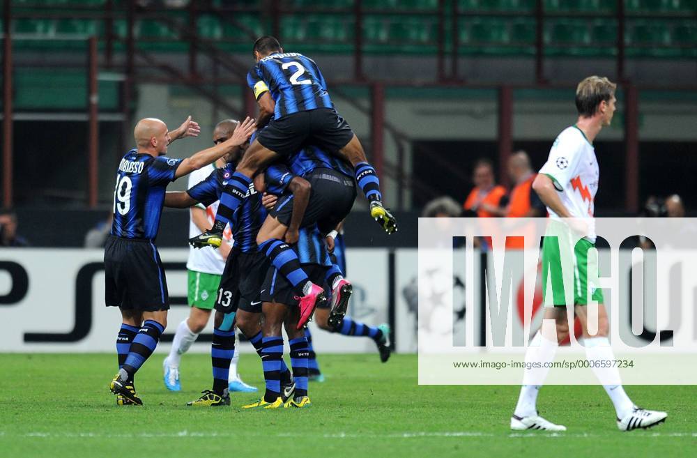 - FUSSBALL CHAMPIONS LEAGUE SAISON 2010 2011 GRUPPE A Inter Mailand - SV Werder Bremen (weiß) 29.09.2010: JUBEL Inter mit Esteban Cambiasso (L) und Ivan Cordoba (obenauf) o0 Jubel Freude