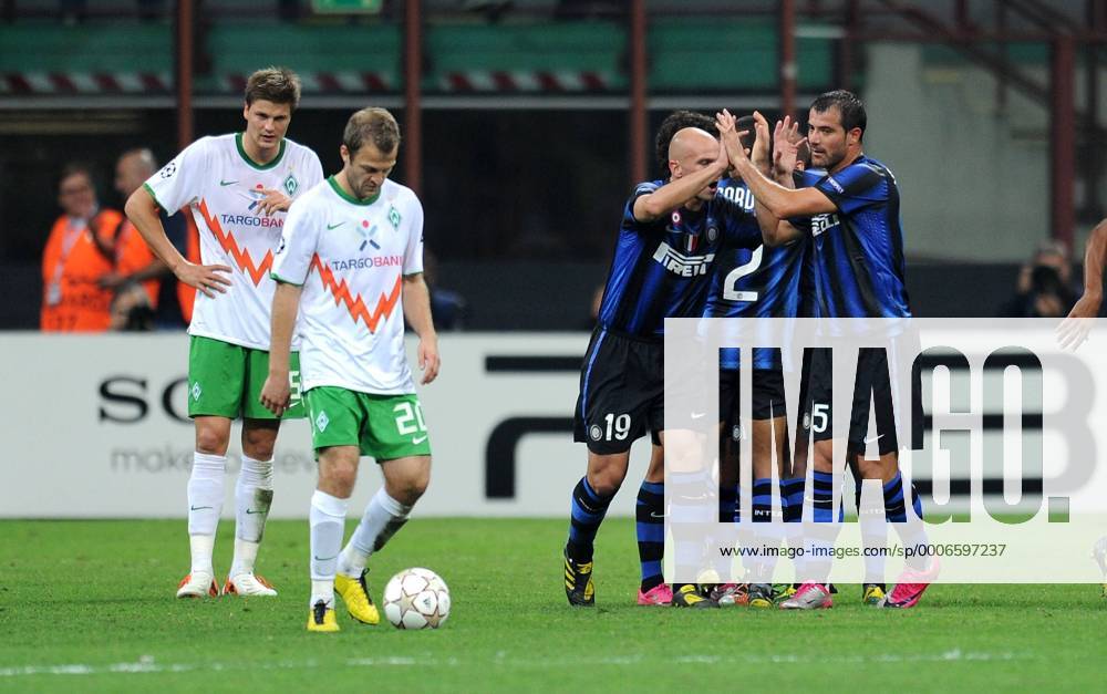 - FUSSBALL CHAMPIONS LEAGUE SAISON 2010 2011 GRUPPE A Inter Mailand - SV Werder Bremen (weiß) 29.09.2010: ENTTÄUSCHUNG bei Sebastian Prödl, Daniel Jensen (v. li - SV Werder Bremen) und Jubel bei Inter o0 Jubel Freude Freud und Leid