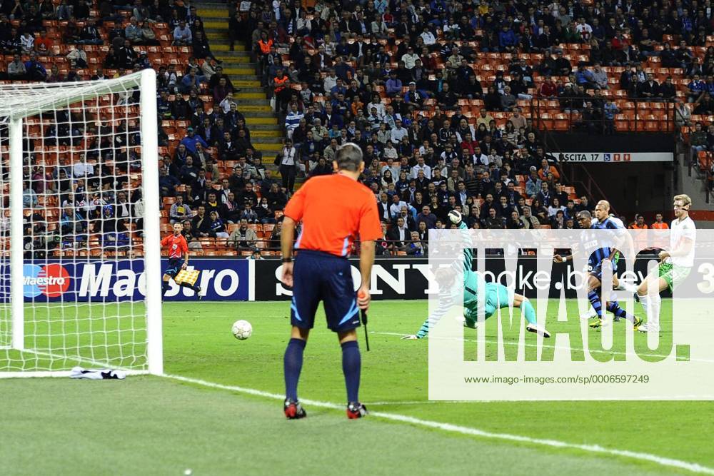 Inter Mailand vs SV Werder Bremen (weiß): Tor durch Samuel Eto o (3L) gegen Tim Wiese (am Boden) o0 Torrichter Schiedsrichter assistent Schiedsrichterassistent