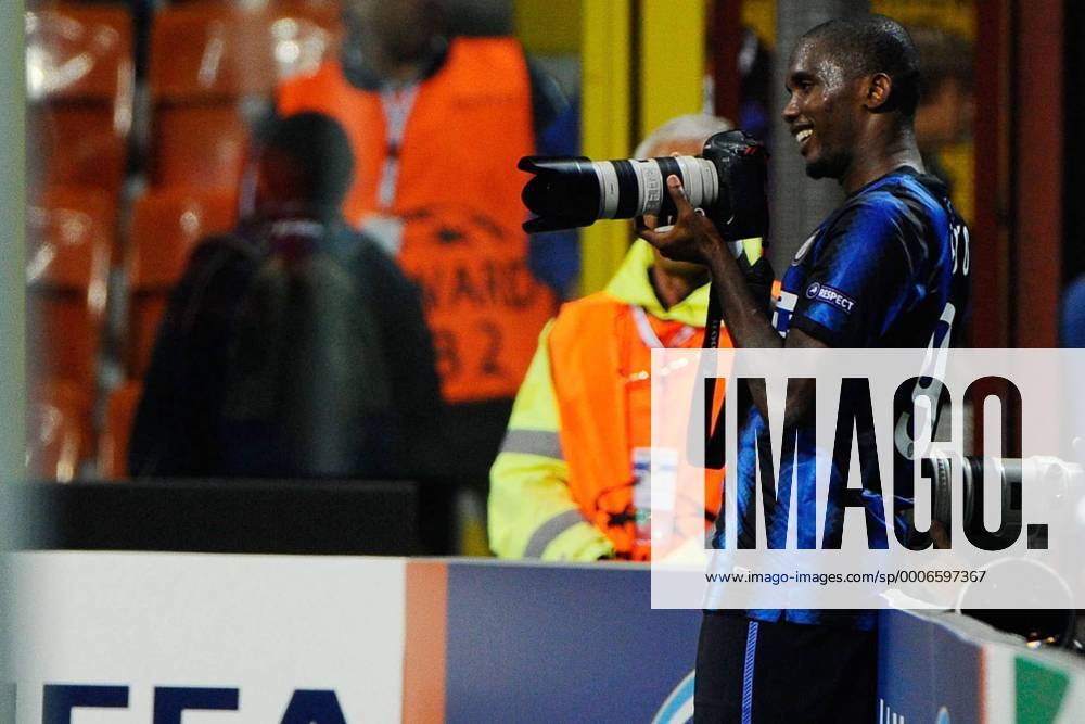 Inter Mailand vs SV Werder Bremen (weiß): Jubel bei Samuel Eto o Kamera fotografieren Fotoapparat Foto Jubel Freude kurios