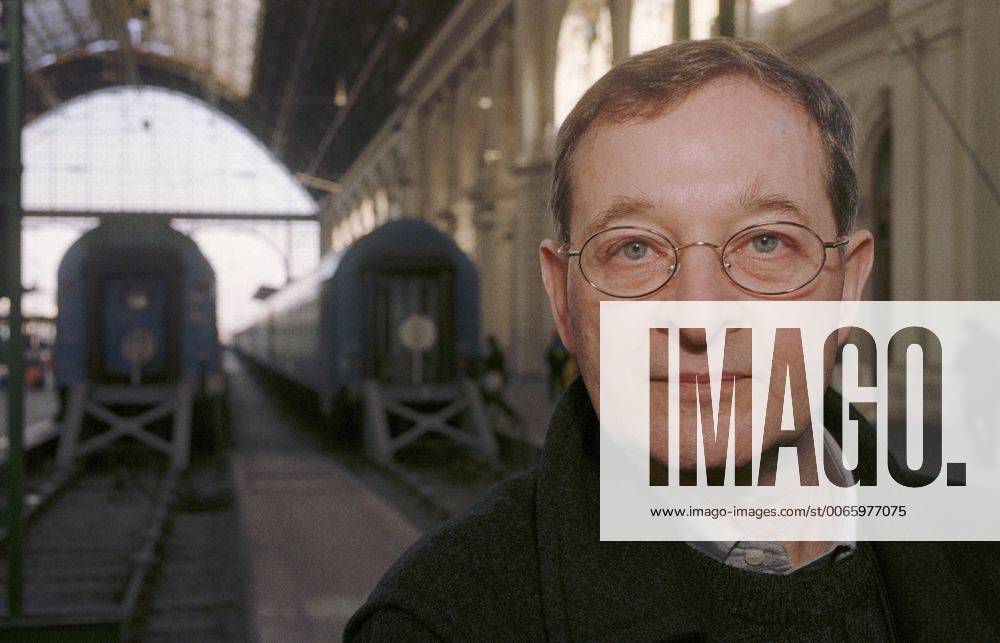 Author Nadas , Budapest, Hungary UNGARN, 02.2001, BudapestÐVIII. Bezirk. Der prominenten ungarische Schriftsteller Peter Nadas (korrekt: PŽter N‡das) in der Haupthalle des Ostbahnhofs (Keleti pu.). The above mentrioned prominent Hungarian writer inside the Eastern railway station.