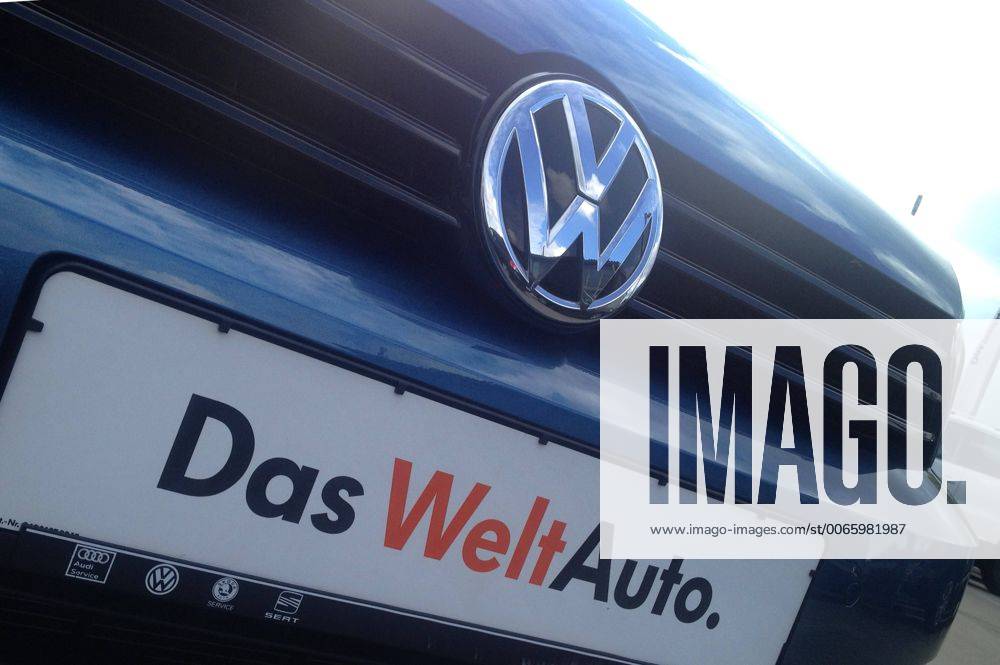 Themenbild VW Volkswagen Abgas Skandal, VW Motorhaube,Kuehlergrill VW Golf mit VW Emblem,Markenemblem,Logo,Slogan DAS WELT AUTO.