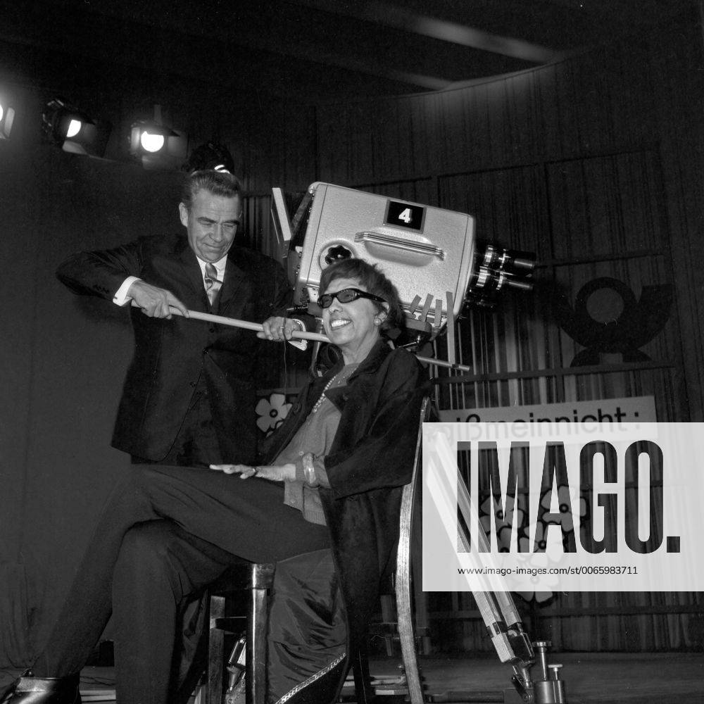 IMAGO ICONS: Josephine Baker Vergißmeinnicht, Fernsehshow, Deutschland 1964, Moderator Peter Frankenfeld mit Gaststar Josephine Baker und Kamera