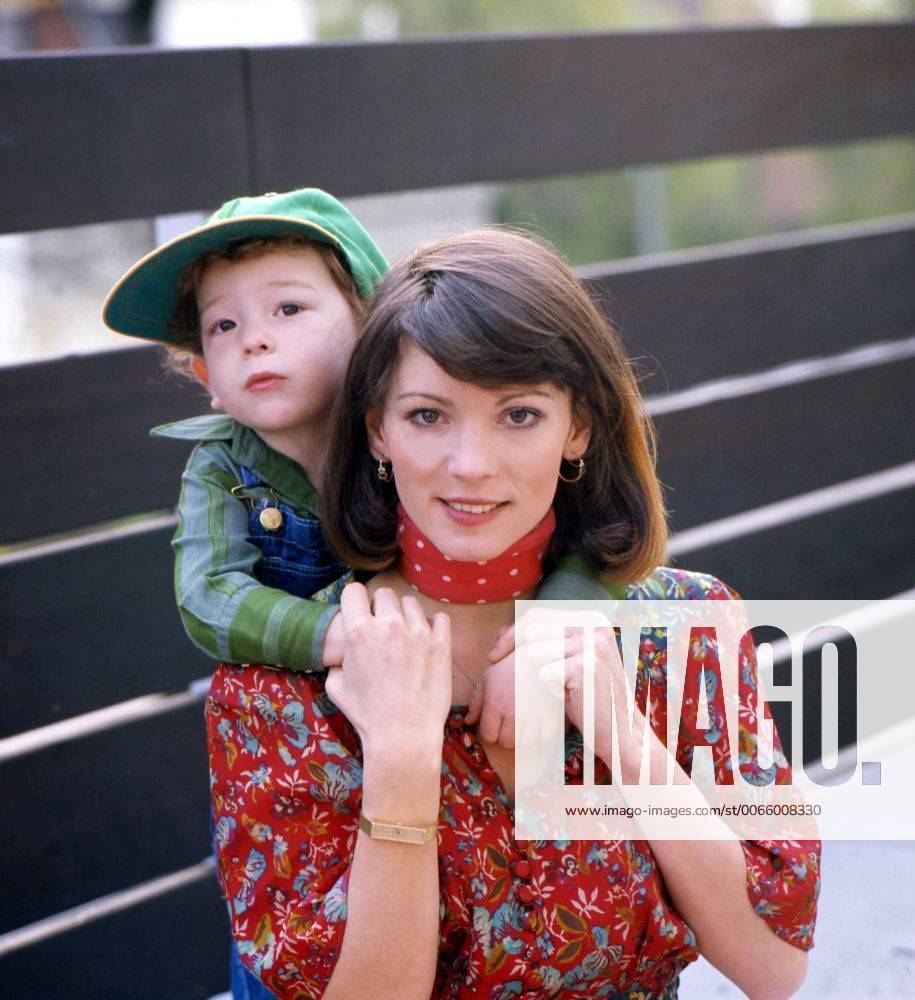 Die deutsche Schauspielerin Iris Berben mit ihrem Sohn Oliver, Mitte 1970er Jahre. German actress Iris Berben with her son Oliver, mid 1970s.