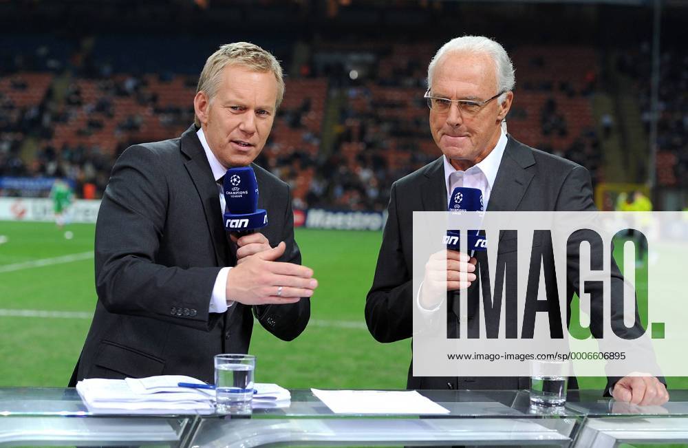 FUSSBALL CHAMPIONS LEAGUE SAISON 2010 2011 GRUPPE A Inter Mailand - Werder Bremen 29.09.2010 ran Moderator Johannes B. Kerner (L) mit Franz Beckenbauer (GER)