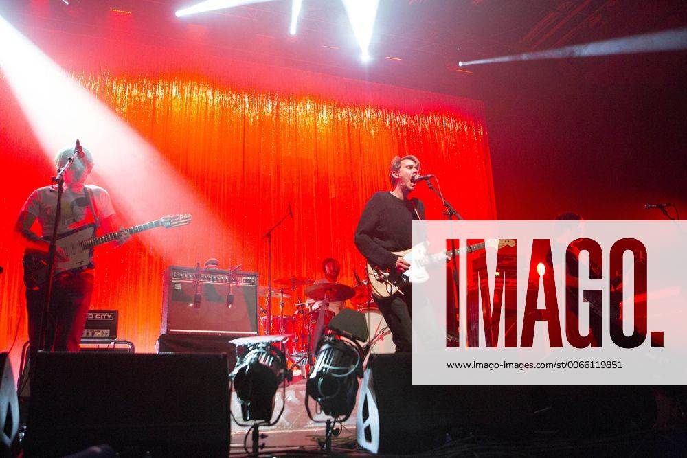 Rick McPhail, Arne Zank, Dirk von Lowtzow und Jan Müller von Tocotronic live in der Alsterdorfer Sporthalle. Hamburg, 17.10.2015 Foto:xI.xSchifflerx xFuturexImage