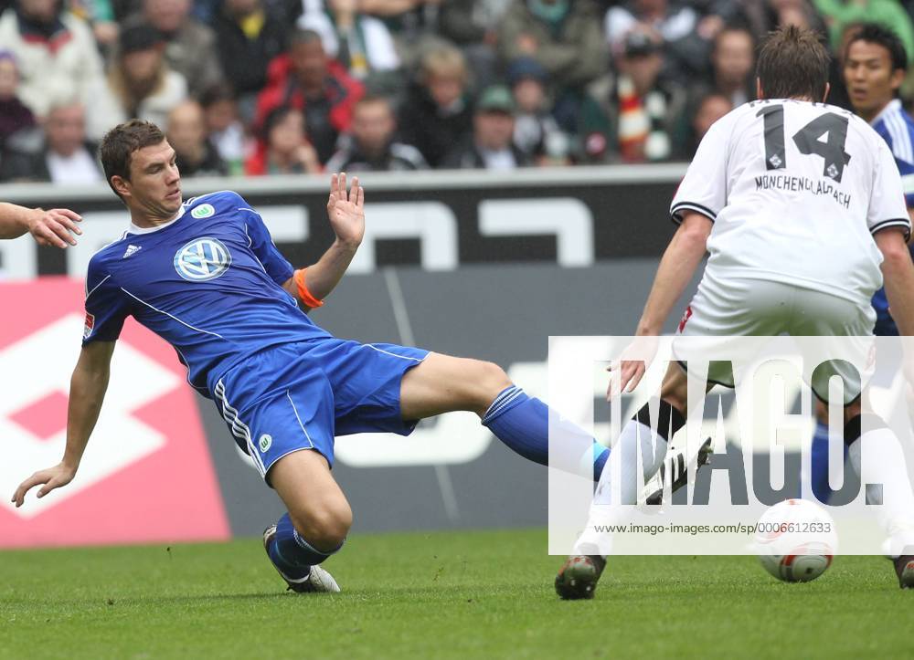 Fussball, 1.BL Saison 2010 2011 Spieltag 7, Borussia Mönchengladbach Gladbach (weiß) - VfL Wolfsburg (blau), 02.10.2010, Borussia Park, Mönchengladbach Edin Dzeko, VfL Wolfsburg, Thorben Marx, Borussia M Gladbach,