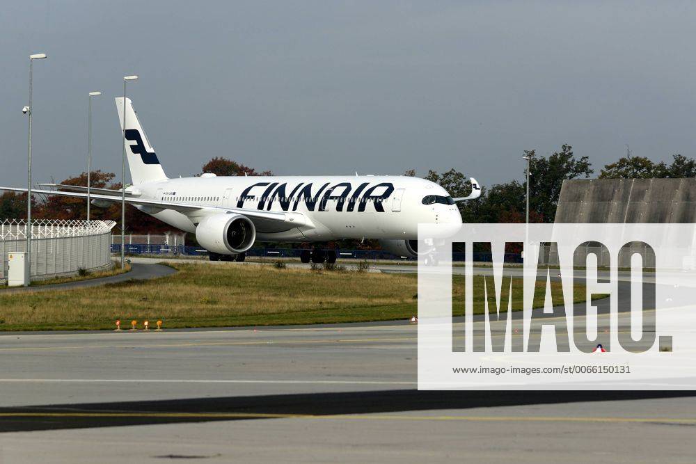 Frankfurt, Fliughafen FINNAIR präsentiert den Airbus A350 X WB (WB = extra wide body - extra breiter Rumpf) der Airbus A350 X WB rollt nach der Landung auf seine Position