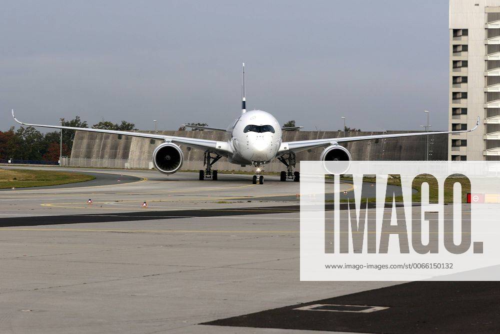 Frankfurt, Fliughafen FINNAIR präsentiert den Airbus A350 X WB (WB = extra wide body - extra breiter Rumpf) der Airbus A350 X WB rollt nach der Landung auf seine Position