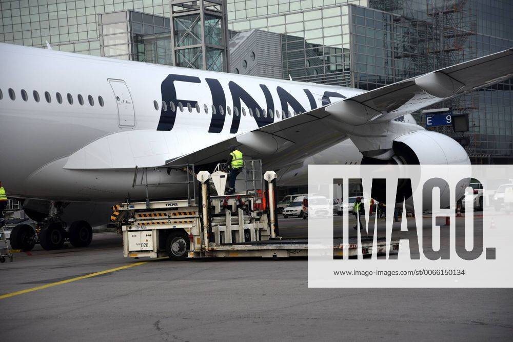 Frankfurt, Fliughafen FINNAIR präsentiert den Airbus A350 X WB (WB = extra wide body - extra breiter Rumpf) der Airbus A350 X WB steht nun vor dem Terminal in seiner Position