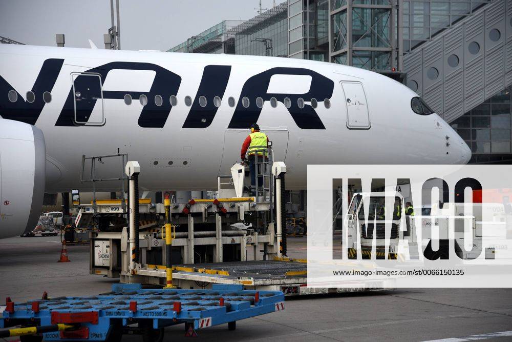 Frankfurt, Fliughafen FINNAIR präsentiert den Airbus A350 X WB (WB = extra wide body - extra breiter Rumpf) der Airbus A350 X WB steht nun vor dem Terminal in seiner Position