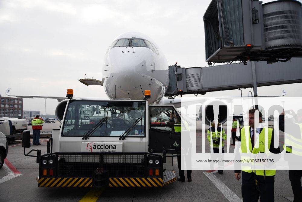 Frankfurt, Fliughafen FINNAIR präsentiert den Airbus A350 X WB (WB = extra wide body - extra breiter Rumpf) der Airbus A350 X WB steht nun vor dem Terminal in seiner Position