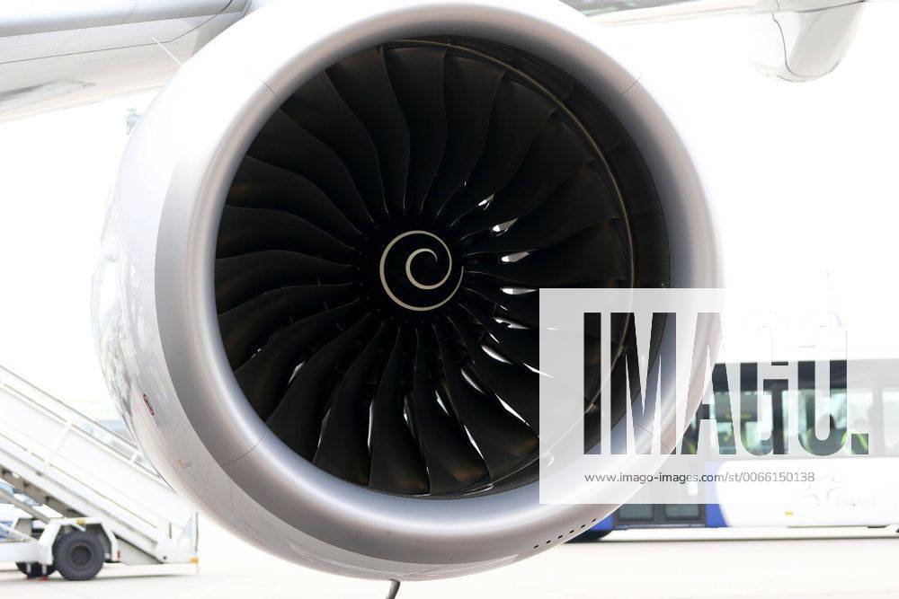 Frankfurt, Fliughafen FINNAIR präsentiert den Airbus A350 X WB (WB = extra wide body - extra breiter Rumpf) ein Triebwerk des Airbus A350 X WB