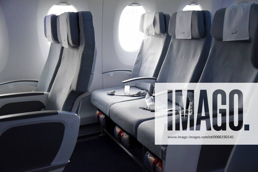 Frankfurt, Fliughafen FINNAIR präsentiert den Airbus A350 X WB (WB = extra wide body - extra breiter Rumpf) viel Beinfreiheit auch in der Economy Class bietet der Airbus A350