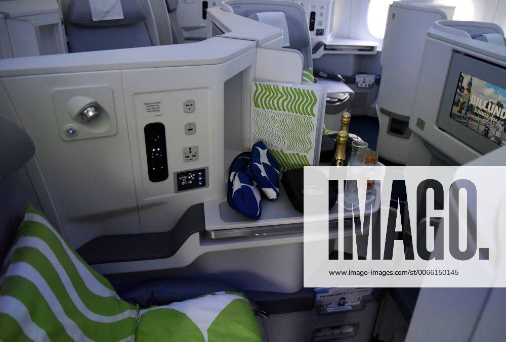 Frankfurt, Fliughafen FINNAIR präsentiert den Airbus A350 X WB (WB = extra wide body - extra breiter Rumpf) jeder denkbare Anschluss für Elektronik und Comfort an jedem Platz der Bussiness Class