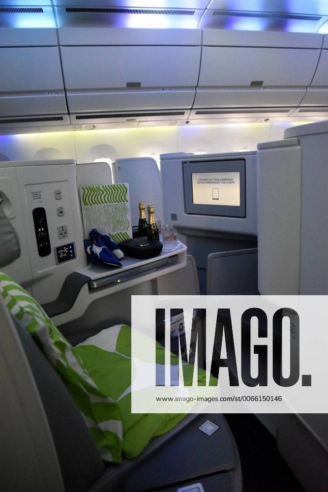 Frankfurt, Fliughafen FINNAIR präsentiert den Airbus A350 X WB (WB = extra wide body - extra breiter Rumpf) jeder denkbare Anschluss für Elektronik und Comfort an jedem Platz der Bussiness Class