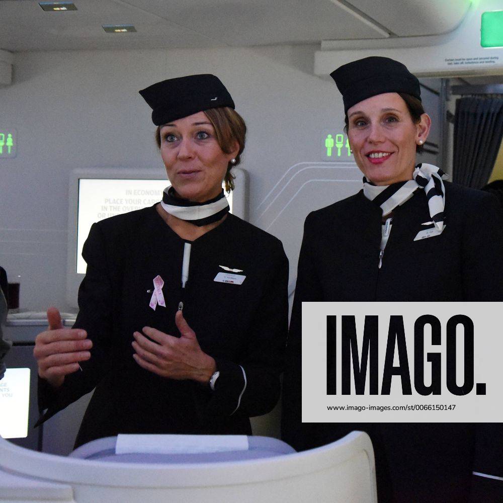 Frankfurt, Fliughafen FINNAIR präsentiert den Airbus A350 X WB (WB = extra wide body - extra breiter Rumpf) die charmanten Stewardessen der Finnair Frau Hyytrainen und Frau Elgh erläutern den Comfort für die Reisenden