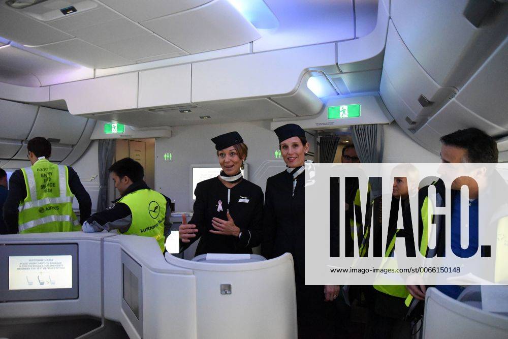 Frankfurt, Fliughafen FINNAIR präsentiert den Airbus A350 X WB (WB = extra wide body - extra breiter Rumpf) die charmanten Stewardessen der Finnair Frau Hyytrainen und Frau Elgh erläutern den Comfort für die Reisenden