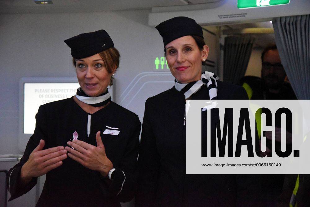 Frankfurt, Fliughafen FINNAIR präsentiert den Airbus A350 X WB (WB = extra wide body - extra breiter Rumpf) die charmanten Stewardessen der Finnair Frau Hyytrainen und Frau Elgh erläutern den Comfort für die Reisenden