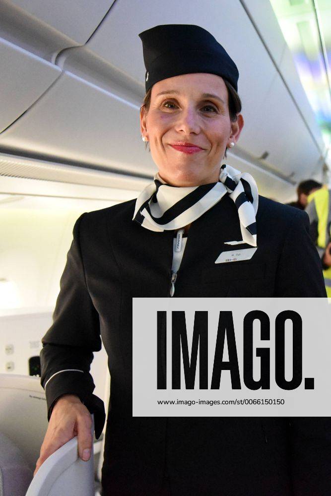 Frankfurt, Fliughafen FINNAIR präsentiert den Airbus A350 X WB (WB = extra wide body - extra breiter Rumpf) die charmante Stewardessen der Finnair F Frau Elgh freut sich auf den ersten Flug nach Helsinki